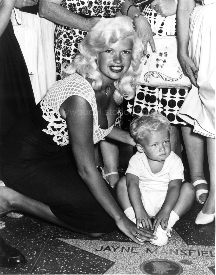 Jayne Mansfield 1960 With her son Mickey wm.jpg